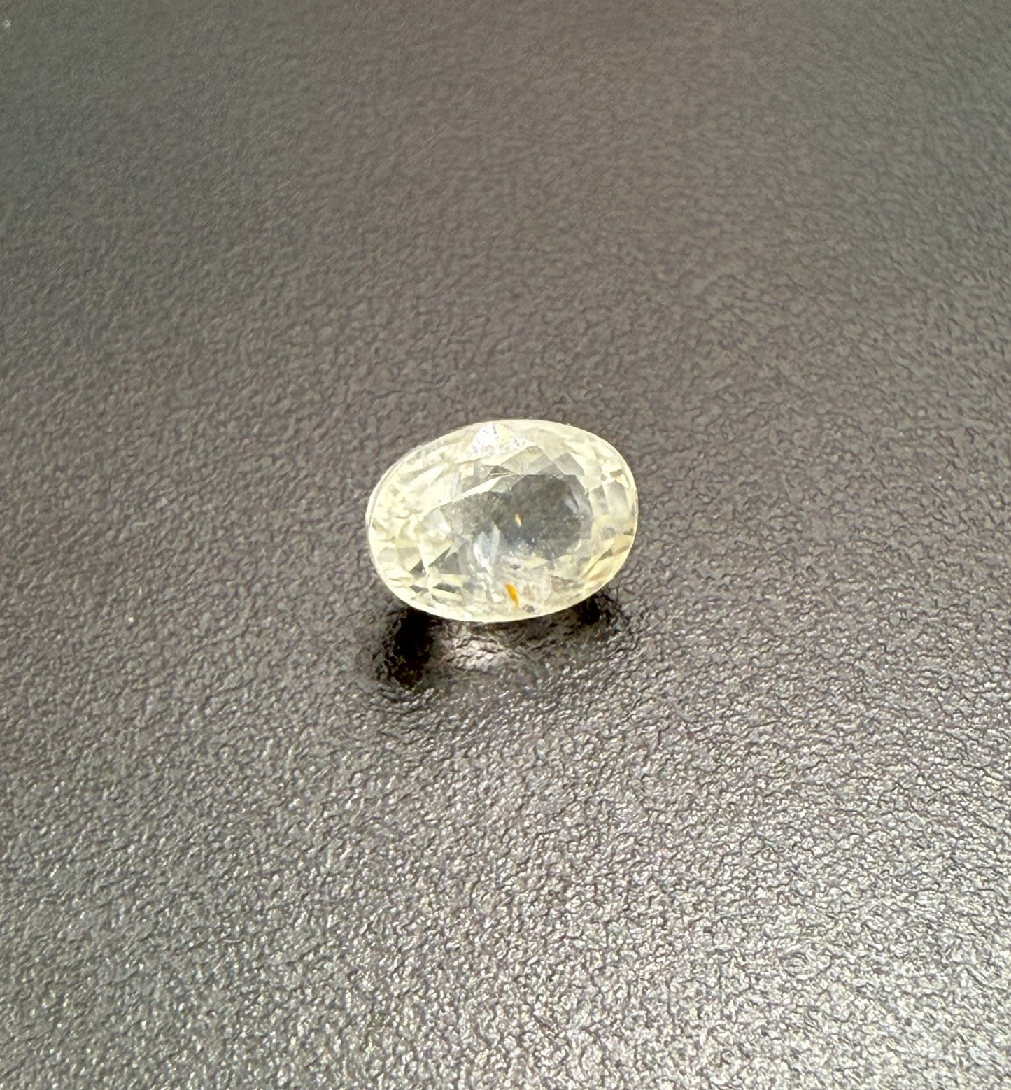 Natural White Sapphire - Ceylone: 4.17 ct - Premium+