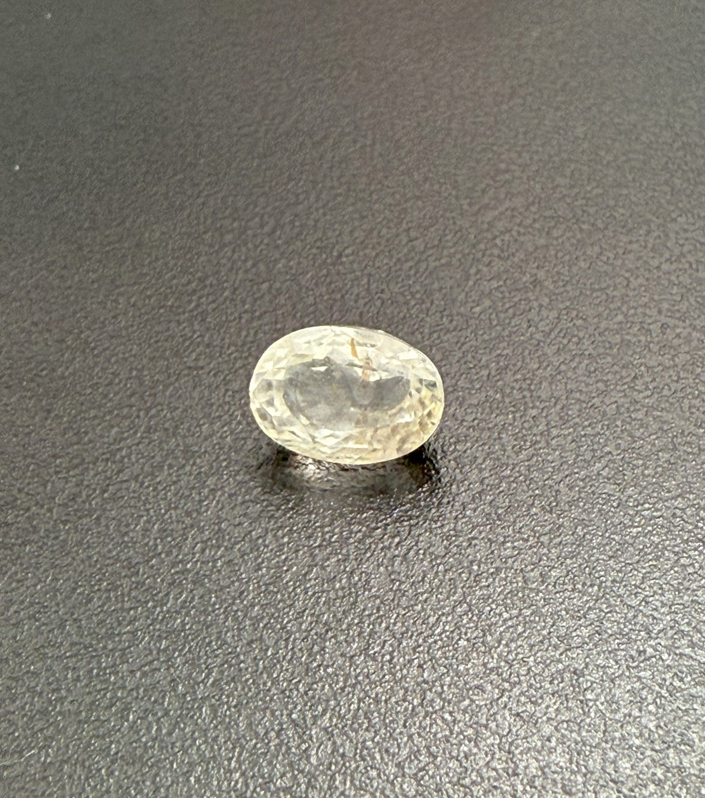 Natural White Sapphire - Ceylone: 4.17 ct - Premium+